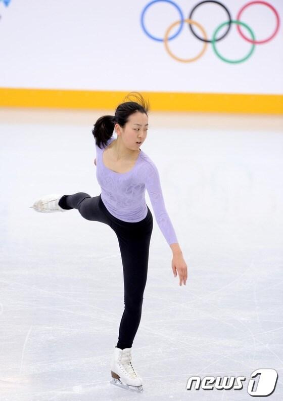 본문 이미지 - 일본 피겨스케이팅의 간판 아사다 마오&#40;24&#41;가 지난  6일&#40;현지시간&#41; 러시아 소치 스케이팅 훈련장에서 서정적인 음악에 맞춰 아름다운 연기를 펼치고 있다.2014.2.6/뉴스1 © News1   &#40;소치&#40;러시아&#41;=뉴스1&#41; 이동원 기자