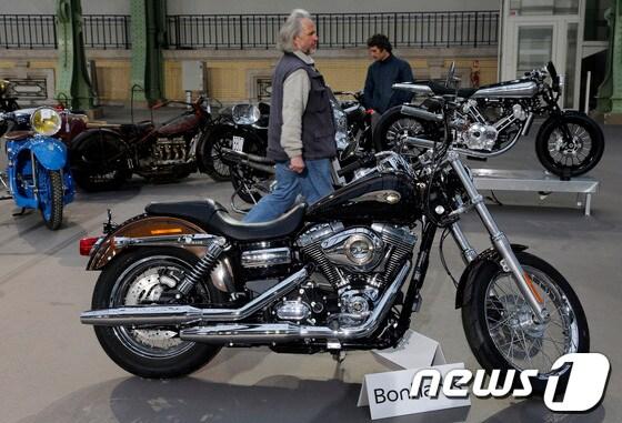 본문 이미지 - 6일(현지시간) 프랑스 파리의 경매에서 3억5000만원에 판매된 프란치스코 교황의 할리데이비슨 '1585cc 다이나수퍼글라이드' 모델.© AFP=News1 