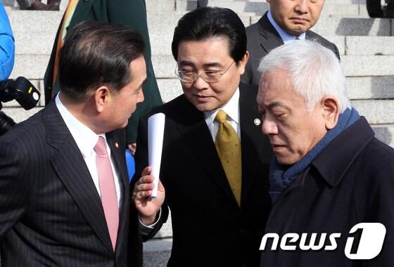 본문 이미지 - 김한길 민주당 대표와 전병헌 원내대표가 7일 오전 서울 여의도 국회본청 계단에서 열린 특검촉구 및 김용판 부실수사 규탄대회를 마친 뒤 이윤석 수석대변인(왼쪽)과 대화를 나누고 있다. 2014.2.7/뉴스1 © News1   허경 기자