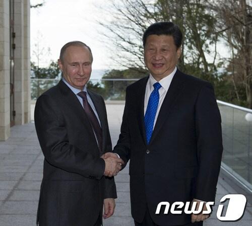 본문 이미지 - 시진핑 중국 국가주석(오른쪽)과 블라디미르 푸틴 러시아 대통령(오른쪽)이 6일 러시아 소치에서 정상회담을 가졌다. 사진 출처 중국 외교부. ©뉴스1 