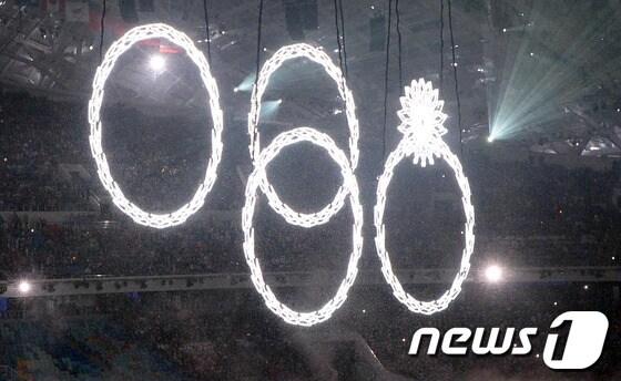 본문 이미지 - 2014소치동계올림픽 개막식이 7일 오후&#40;현지시간&#41; 러시아 소치 피시트 올림픽 스타디움에서 성대하게 치러지고 있다. 이날 개막식에서 올림픽을 상징하는 오륜 형상 가운데 하나의 원이 제모습을 갖추지 못하고 있다.이번 소치올림픽에는 사상최대 규모인 88개국 6000명의 선수와 임원이 참가해 빙상을 비롯 스키, 바이애슬론, 봅슬레이, 스켈레톤, 루지, 컬링, 아이스하키 종목에서 98개의 금메달이 가려진다.한국 선수단은 6개 종목에 113명 선수 임원단이 참가하며 금메달 4개 이상, 종합순위 10위를 목표로 하고 있다. 2014.2.8/뉴스1 © News1   &#40;소치&#40;러시아&#41;=뉴스1&#41; 사진공동취재단