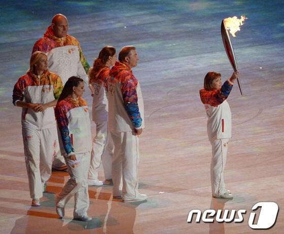 본문 이미지 - 지난 7일 오후&#40;현지시간&#41; 러시아 소치 피시트 올림픽 스타디움에서 성대하게 치러진 2014 소치 동계올림픽 개막식에서 피겨 올림픽 금메달리스트 이리나 로드니나, 아이스하키 올림픽 금메달리스트 블라디슬라프 트레티야크가 마지막 성화 주자로 나서고 있다.이번 소치올림픽에는 사상 최대 규모인 88개국 6000명의 선수와 임원이 참가해 빙상, 스키, 바이애슬론, 봅슬레이, 스켈레톤, 루지, 컬링, 아이스하키 종목에서 98명의 금메달리스트를 가려낸다.한국은 6개 종목에 113명의 선수와 임원단이 참가한다. 이번 대회에서 금메달 4개 이상, 종합순위 10위 진입을 목표로 하고 있다. 2014.2.8/뉴스1 © News1   &#40;소치&#40;러시아&#41;=뉴스1&#41; 사진공동취재단