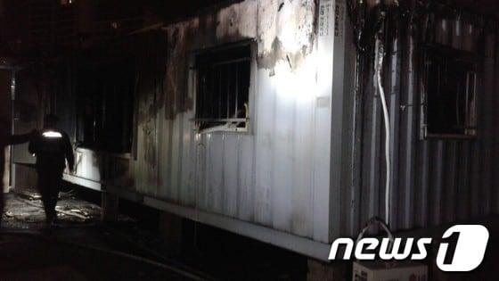 본문 이미지 - 8일 오전 1시 32분께 경기 오산시 원동 모 자동차부품 제조공장 컨테이너에서 불이나 1명이 사망했다. 사진제공=오산소방서© News1 