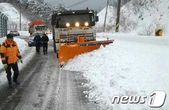 본문 이미지 - 8일 포항시 공무원들이 기북면과 죽장면을 연결하는 국지도 921호선 성법제 구간에서 제설작업을 하고 있다./사진제공=포항시© News1