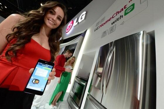 본문 이미지 - LG전자가 지난 달 미국 라스베이거스에서 열린 'CES 2014' 가전 박람회에서 스마트폰을 통해 가전제품과 친구처럼 일상언어로 대화할 수 있는 사용자 친화적인 서비스인 홈챗을 시연하고 있다.(사진제공=LG전자)© News1  