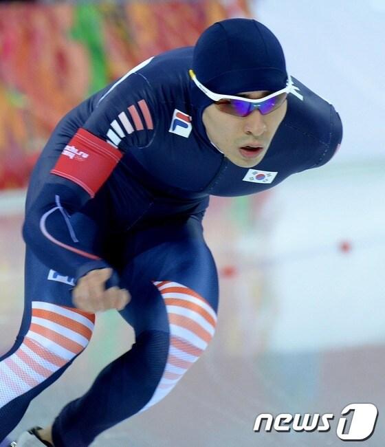 본문 이미지 - 한국 빙상의 간판 이승훈이 8일&#40;현지시간&#41; 러시아 소치 아들러 아레나 스케이팅 센터에서 열린 스피트스케이팅 남자 5,000m 경기에서 역주하고 있다.2014.2.8/뉴스1 © News1 &#40;소치&#40;러시아&#41;=뉴스1&#41; 이동원 기자