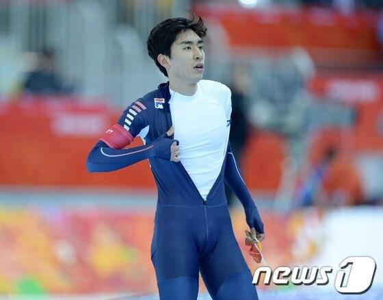 본문 이미지 - 한국 빙상의 간판 이승훈이 8일&#40;현지시간&#41; 러시아 소치 아들러 아레나 스케이팅 센터에서 열린 스피트스케이팅 남자 5,000m 경기에서 6분25초61&#40;12위&#41;을 기록 한 후 고개를 떨군 채 경기장을 나서고 있다.2014.2.8/뉴스1 © News1 &#40;소치&#40;러시아&#41;=뉴스1&#41; 이동원 기자