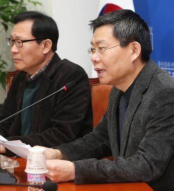 본문 이미지 - 민주당 최재천 전략홍보본부장 2014.2.9/뉴스1 © News1   오대일 기자