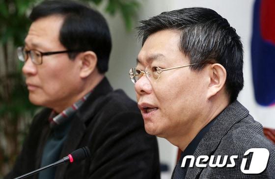 본문 이미지 - 민주당 최재천 전략홍보본부장이 9일 오전 서울 여의도 국회에서 기자간담회를 열고 김용판 전 서울지방경찰청장 무죄 판결, 특검 실시 등과 관련한 입장을 밝히고 있다. 2014.2.9/뉴스1 © News1 오대일 기자