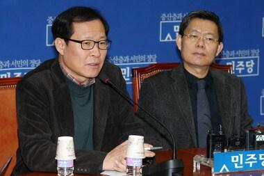 본문 이미지 - 민주당 문병호 정책위수석부의장이 9일 오전 서울 여의도 국회에서 기자간담회를 열고 김용판 전 서울지방경찰청장 무죄 판결, 특검 실시 등과 관련한 입장을 밝히고 있다. 2014.2.9/뉴스1 © News1   오대일 기자
