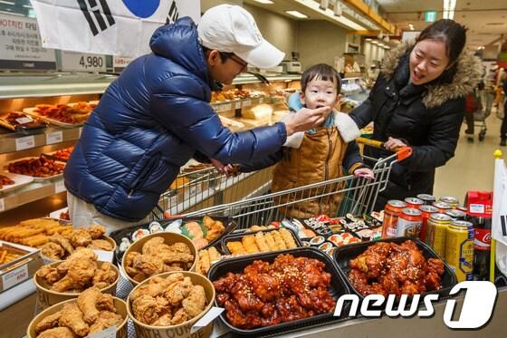 본문 이미지 - [자료] 서울 이마트 용산점에서 한 가족이 치킨을 둘러보고 있다. 2014.2.9 ⓒ News1