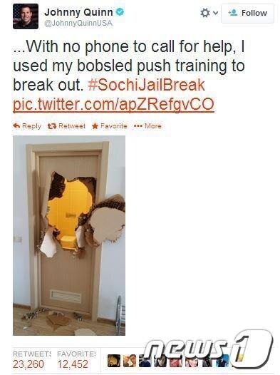 본문 이미지 - 화장실에 갇혔던 미국 볼슬레이 국가대표 조니 퀸이 부수고 나온 문(조니 퀸 트위터 캡쳐).© News1  