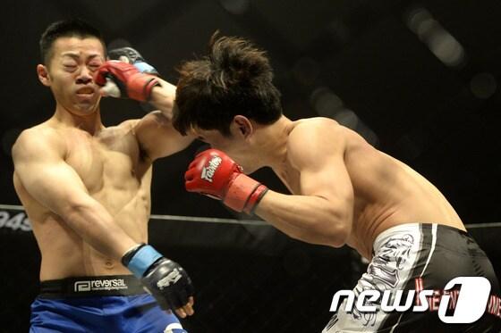 본문 이미지 - 개그맨 윤형빈&#40;오른쪽&#41;이 9일 오후 서울 송파구 올림픽공원 올림픽홀에서 열린 로드FC 014에서 일본 타카야 츠쿠다 선수와 치열한 경기를 펼치고 있다. 2014.2.9/뉴스1 © News1   안은나 기자