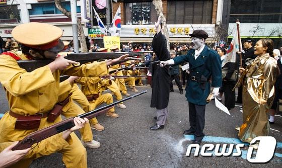 본문 이미지 - 제95주년 3.1절인 1일 서울 종로구 남인사마당에서 열린 "3·1 만세의 날 거리축제"에서 일본군과 독립운동가 복장을 한 참가자들이 만세운동을 재현하고 있다. 2014.3.1 ⓒ News1
