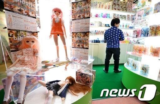 본문 이미지 - 2월28~3월2일 일본 도쿄에서 열리는 성인용품 전시회 ''핑크 도쿄' © AFP=뉴스1  