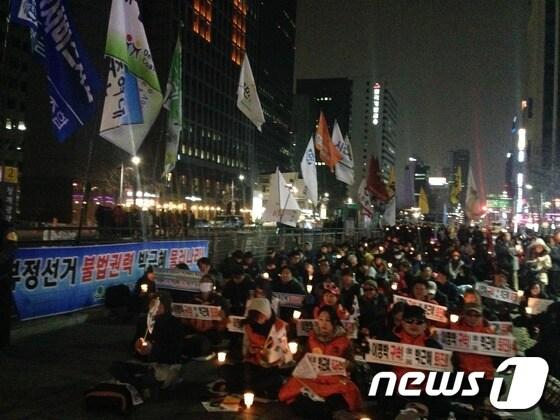 본문 이미지 - 국정원시국회의 등 시민 350여명(경찰추산)이 1일 청계광장에서 집회에 참여하고 있다. © News1 