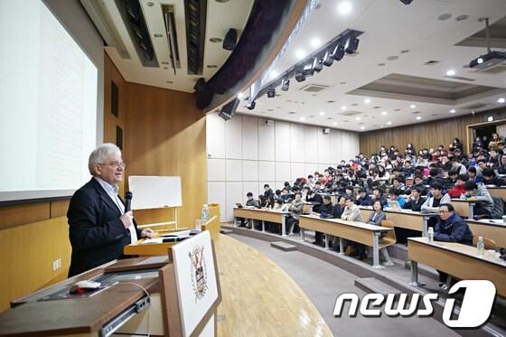 본문 이미지 - 강연 중인 폴 막심 널스 영국왕립학회 회장.(서울대 제공) © News1  