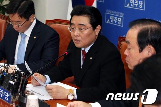 본문 이미지 - 전병헌 민주당 원내대표가 11일 오전 서울 여의도 국회에서 열린 원내대책회의에 참석해 