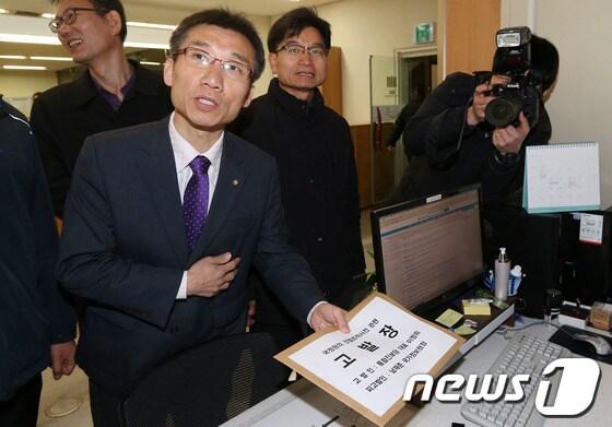 본문 이미지 - 통합진보당 이상규 의원과 관계자들이 11일 오전 서울 서초동 서울중앙지검에서 &#39;서울시 공무원 간첩사건 증거 위조 의혹&#39;과 관련, 국가보안법상 무고ㆍ날조의 혐의로 남재준 국정원장에 대한 고발장을 접수하고 있다. 2014.3.11/뉴스1 © News1   오대일 기자