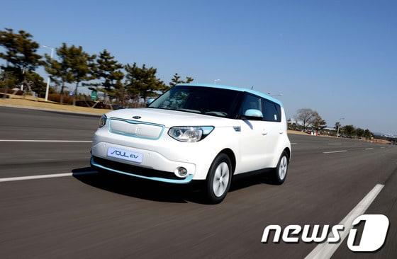본문 이미지 - 기아자동차가 1회 충전으로 148km 주행할 수 있는 전기차 '쏘울EV'를 국내 처음으로 공개했다. 판매가격은 4200만원이지만, 정부 보조금을 받으면 2000만원 전후에 구입할 수 있다.(기아자동차 제공)2014.3.11/뉴스1 © News1   류종은 기자