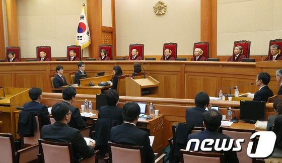 본문 이미지 - 박한철 헌법재판소장과 재판관들이 11일 서울 종로구 재동 헌법재판소 대심판정에서 열린 통합진보당 정당해산심판·정당활동 가처분신청 사건 3차 변론에 참석해 자리하고 있다. © News1   오대일 기자