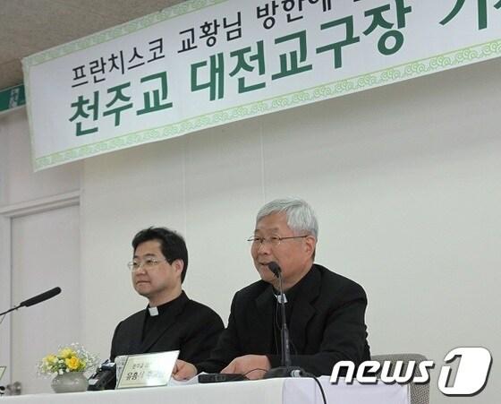 본문 이미지 - 대전교구가 11일 프란치스코 교황 방한에 대한 기자간담회를 열었다. 사진은 박진홍 신부(대전교구 청소년사목국장, 좌)와 유흥식 주교(대전교구장, 우)의 모습.© News1  