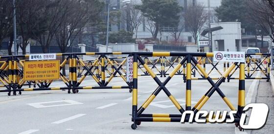 본문 이미지 - 국정원에 대한 검찰의 서울시 공무원 간첩사건 증거조작 의혹 압수수색까지 이어지며 사회적 관심이 증폭되는 가운데 11일 오후 바리케이트가 겹겹이 쳐진 서울 내곡동 국가정보원 입구에 적막함이 흐르고 있다. 2014.3.11/뉴스1 © News1   허경 기자