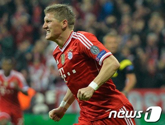 본문 이미지 - 바이에른 뮌헨 바스티안 슈바인슈타이거가 12일&#40;한국시간&#41; 독일 뮌헨 알리안츠 아레나에서 열린 챔피언스리그 16강 2차전 아스널과의 경기에서 골을 터트린 뒤 환호하고 있다.© AFP=News1  