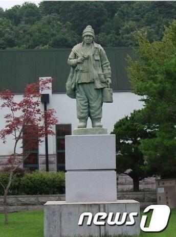 본문 이미지 - 음성 꽃동네에 있는 최귀동 할아버지 동상. 사진제공 = 음성군청© News1  