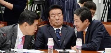 본문 이미지 - 유기준 새누리당 최고위원&#40;오른쪽&#41;과 홍문종 사무총장&#40;왼쪽&#41;이 12일 오전 서울 여의도 국회 당대표실에서 열린 최고중진연석회의에서 대화하고 있다. 2014.3.12/뉴스1 © News1 박철중 기자