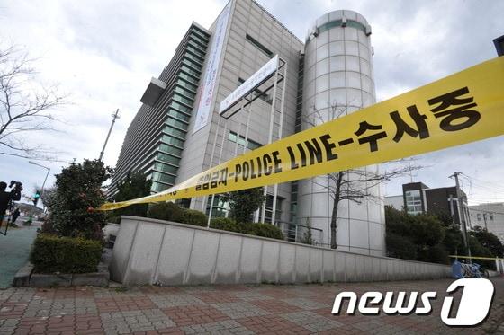 본문 이미지 - 12일 오전 10시5분께 제주시 이도2동 제주도 선거관리위원회 5층 옥상에서 공정선거지원단원인 현모(29)씨가 바닥으로 추락해 숨지는 사고가 발생해 경찰이 수사를 벌이고 있다. © News1 이상민 기자    