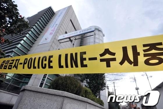 본문 이미지 - 12일 오전 10시5분께 제주시 이도2동 제주도 선거관리위원회 4층 옥상에서 공정선거지원단원인 현모(29)씨가 바닥으로 추락해 숨지는 사고가 발생해 경찰이 일반인의 출입을 통제한 채 수사를 벌이고 있다. 2014.3.12/뉴스1 © News1   이상민 기자