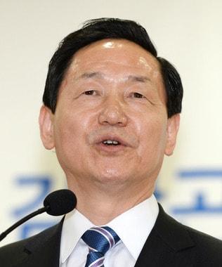 본문 이미지 - 김상곤 전 경기도교육감이 지난 12일 국회 의원회관에서 열린 경기도지사 출마기자회견에서 출마선언문을 낭독하고 있다. 2014.3.12/뉴스1 © News1 박철중 기자