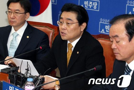 본문 이미지 - 전병헌 민주당 원내대표가 13일 오전 서울 여의도 국회에서 열린 원내대책회의에 참석해 