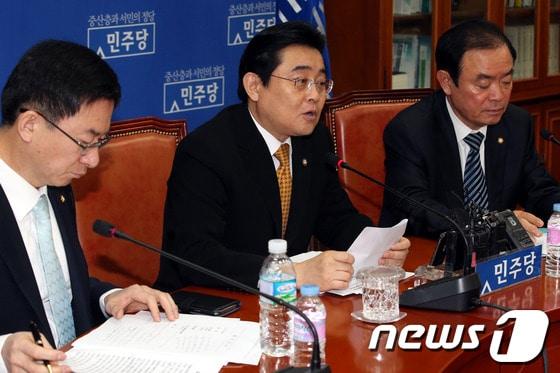 본문 이미지 - 전병헌 민주당 원내대표가 13일 오전 서울 여의도 국회에서 열린 원내대책회의에 참석해 