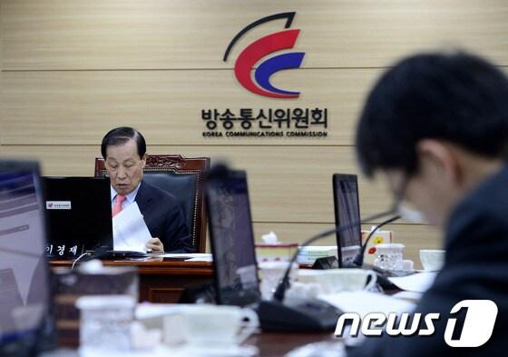 본문 이미지 - 이경재 방송통신위원장이 13일 오전 경기 과천정부청사 방송통신위원회에서 열린 전체회의에서 자료를 살피고 있다.2014.3.13/뉴스1 © News1   안은나 기자