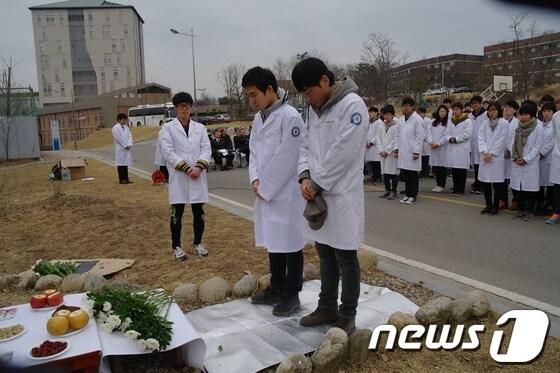 본문 이미지 - 강원대학교 수의과대학 수혼제(사진제공=강원대학교)2014.3.13/뉴스1© News1  