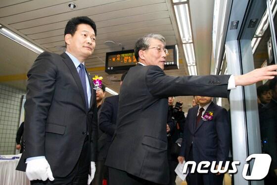 본문 이미지 -  13일 송영길 인천시장(좌측)과 인천교통공사 오홍식(우측) 사장이 부평구청에 마련된 승강장안전문을 점검하고 있다. 사진 제공=인천교통공사.© News1  