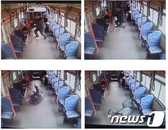 본문 이미지 - 서울 성동경찰서는 시내버스 등에서 고의로 넘어진 뒤 버스기사에게 수백만원을 갈취한 혐의&#40;공갈&#41;로 전직 버스기사 이모&#40;67&#41;씨를 구속했다고 14일 밝혔다. 사진은 이씨가 버스에서 고의로 넘어지는 모습. &#40;서울 성동경찰서 제공&#41; © News1  