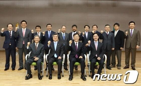 본문 이미지 - 13일 전북 혁신도시 내 LX대한지적공사(사장 김영표) 신사옥에서 열린 '공간정보산업활성화를 위한 세미나'의 주요 참석자들이 기념촬영을 하고 있다. 앞줄 왼쪽부터 이정식 전 국토연구원장, 김영표 사장, 김윤덕 국회의원, 심덕섭 전북도 행정부지사/사진제공=LX대한지적공사 © News1  