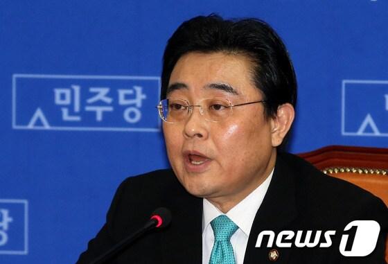 본문 이미지 - 전병헌 민주당 원내대표가 14일 오전 서울 여의도 국회에서 열린 최고위원회의에 참석해 국정원 간첩증거조작 사건과 관련 