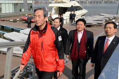 본문 이미지 - 서울시장 출마를 선언한 정몽준 새누리당 의원이 14일 오전 여의도 서울마리나를 방문해 아라뱃길 현황을 점검 후 선착장을 나서고 있다. 2014.3.14/뉴스1 © News1 박세연 기자