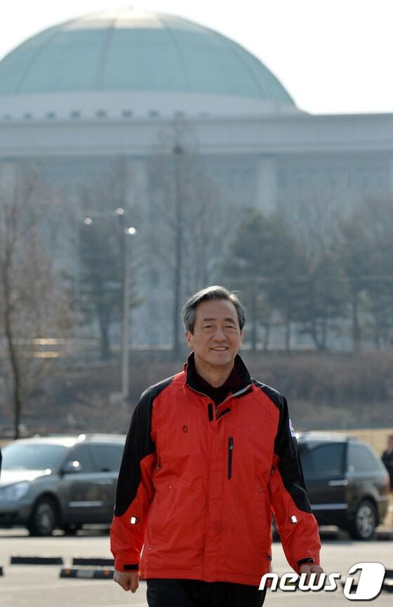 본문 이미지 - 서울시장 출마를 선언한 정몽준 새누리당 의원이 14일 오전 아라뱃길 현황을 점검하기 위해 여의도 서울마리나를 방문하고 있다. 2014.3.14/뉴스1 © News1   박세연 기자