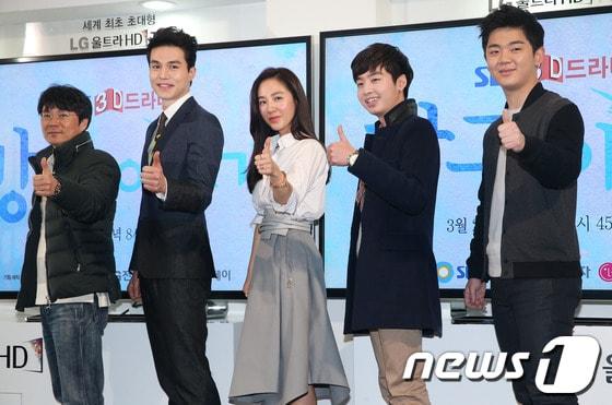 본문 이미지 - 14일 오후 서울 여의도 LG트윈타워에서 열린 SBS 3D드라마 '강구이야기'(극본 백미경, 연출 홍성창) 제작발표회에 참석한 주연배우들과 감독이 포즈를 취하고 있다.영덕 강구항을 배경으로 애틋한 사랑을 나누는 남녀의 이야기를 다룬 휴먼 드라마 '강구이야기'는 세계 최초 3D드라마로 주목받고 있다. 2014.3.14 /뉴스1 © News1   (서울=뉴스1)