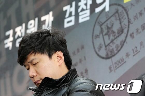 본문 이미지 - '서울시 공무원 간첩사건' 피고인 유우성씨가 지난 15일 오후 서울 청계광장에서 열린 민변 주최 '국정원-검찰의 간첩 증거조작 사건 국민 설명회'에 참석해 침통한 표정을 짓고 있다. © News1 오대일 기자