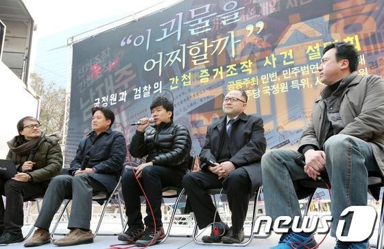 본문 이미지 - '서울시 공무원 간첩사건' 피고인 유우성씨가 15일 오후 서울 청계광장에서 열린 민변 주최 '국정원-검찰의 간첩 증거조작 사건 국민설명회'에 참석해 이번 사건과 관련한 입장을 밝히고 있다.' © News1 오대일 기자