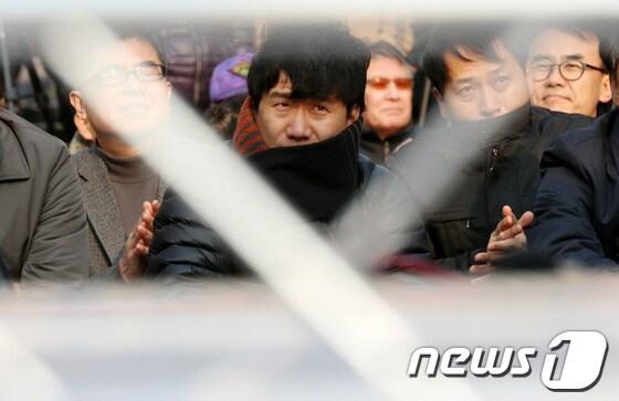 본문 이미지 - '서울시공무원 간첩사건' 피고인 유우성 씨가 15일 오후 서울 청계광장에서 열린 민변 주최 '국정원-검찰의 간첩증거조작 사건 국민 설명회'에 참석해 연단의 발언에 귀를 기울이고 있다.'이 괴물을 어찌할까'라는 주제로 열린 이날 설명회에는 이번 사건의 피고인 유우성 씨와 김용민 변호사 등 변호인단, 뉴스타파 최승호 PD, 야당 국회의원 등이 참석했다. 2014.3.15/뉴스 © News1   오대일 기자