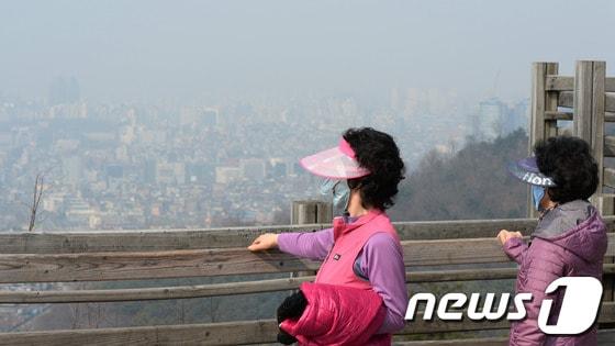 본문 이미지 - 미세먼지로 인해 시민들이 마스크를 착용한 모습. 1 © News1   양동욱 기자