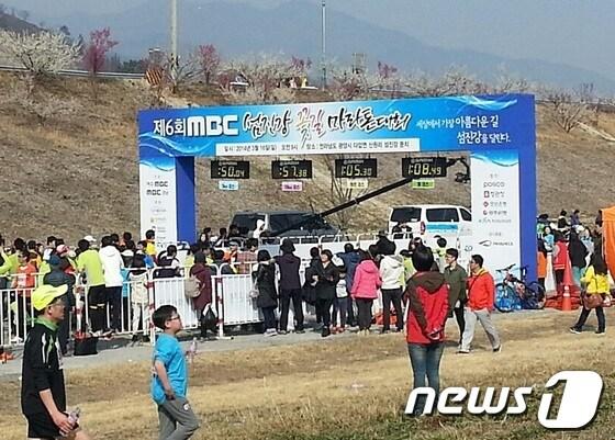 본문 이미지 - 매화가 만발한 섬진강변을 달리는 &#39;제6회 MBC 섬진강 꽃길 마라톤 대회&#39;가 주최측의 운영미숙으로 인해 마라톤대회가 중단되면서 참가비를 반환하는 초유의 사태를 맞이했다.2014.3.16 / 뉴스1 © News1서순규 기자  