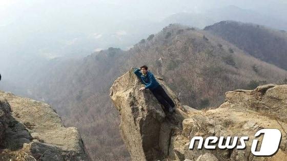 본문 이미지 - 경기 5악중 하나인 감악산을 오른 김문수 경기도지사 /사진=김문수지사 페이스북 © News1 